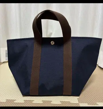 보트형 토트백 LE CHEVAL DE CLAUDE 네이비 M