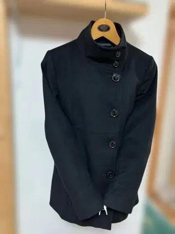 블랙 울 코트 버튼 포함
