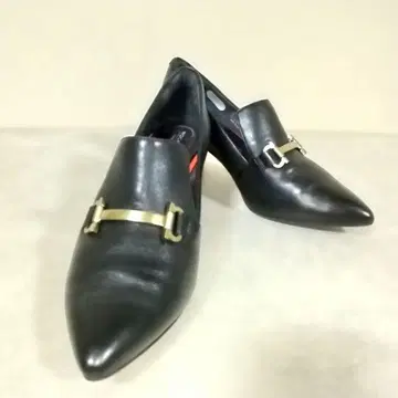 새상품급 런닝 펌프스 락포트 비트 펌프스 청키힐 23