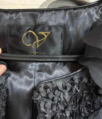 베라 블랙 이층 프릴 디자인 노카라 자켓