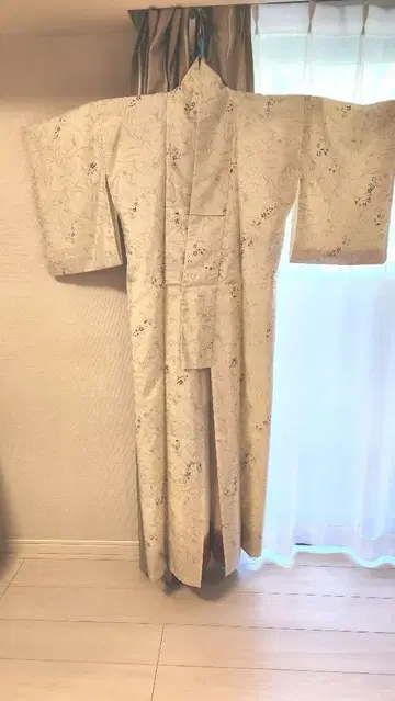 작은 체구를 위한 순수 실크 호몬기 크림색 꽃무늬