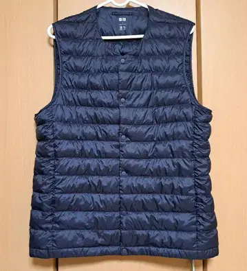 새상품급 유니클로 울트라 라이트 다운 컴팩트 V넥 베스트 네이비