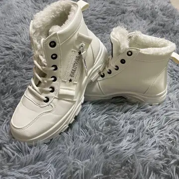 화이트 퍼 하이컷 부츠