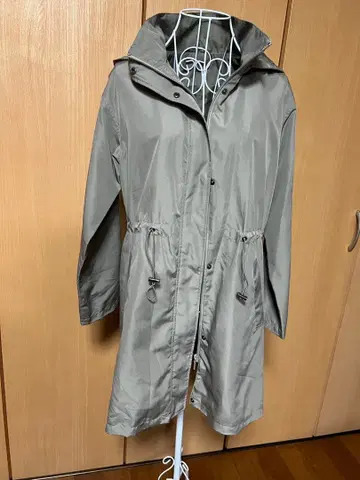 후드 부착 자켓 카키 계열 드로우 스트링 M 사이즈 허리 마크