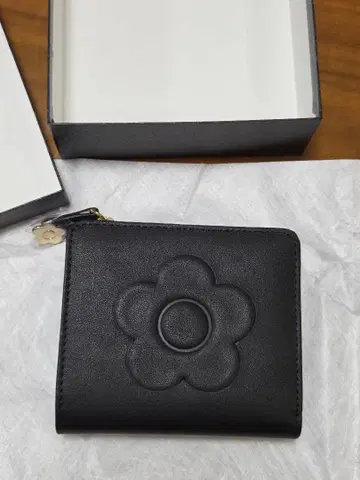 MARY QUANT 빅 엠보싱 데이지 이단 접이식 지갑