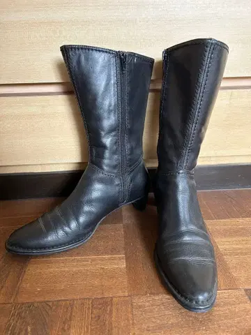 블랙 가죽 미들 기장 부츠 지퍼 달린 23.5