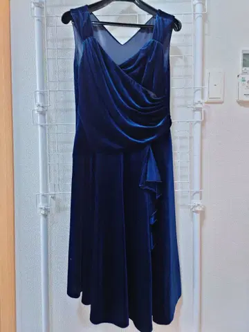 겨울용 네이비 블루 드레이프 디자인 드레스