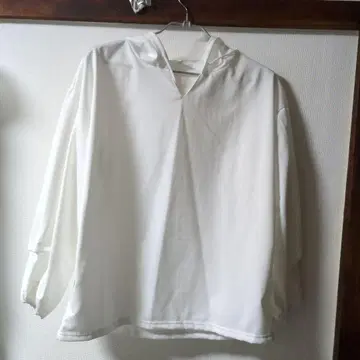 화이트 후드 부착 셔츠와 데님 팬츠 세트