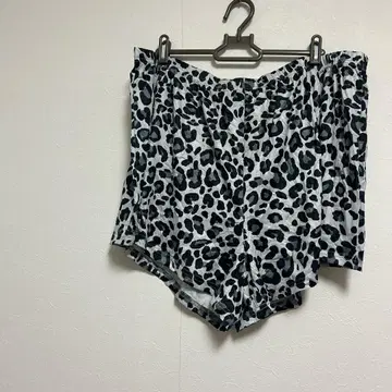 레오파드 무늬 숏팬츠 화이트/블랙 하의