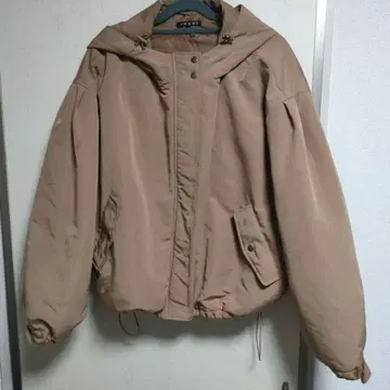 베이지 후드 부착 다운 자켓