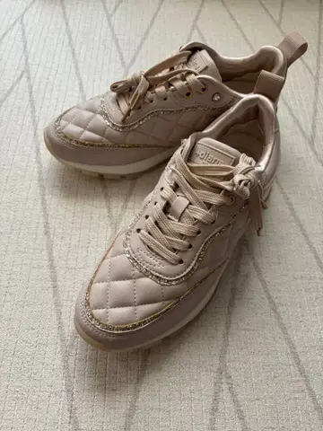 [ 미사용 새상품 하자품 ] +다이애나 스니커즈 퀼팅 23.5cm