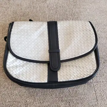 화이트와 블랙의 숄더백