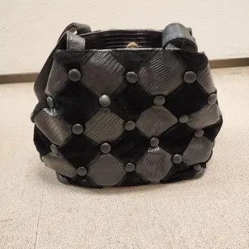 CONTROMANO 피렌체 스터드 장식 숄더백 블랙