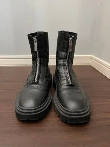 12/16까지 자라 ZARA 프론트 지퍼 가죽 앵클부츠 37