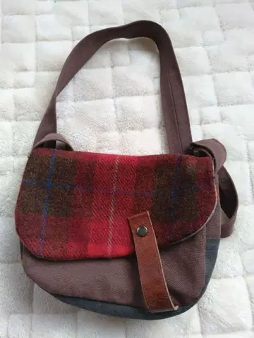 브라운과 레드 체크 무늬 숄더백