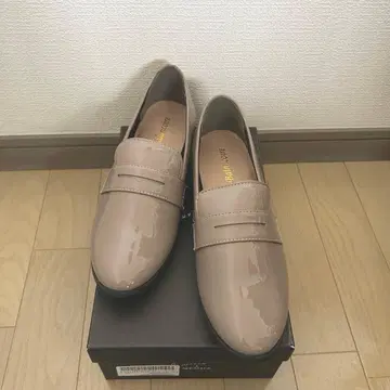 베이지 로퍼 광택 마감 낮은 힐