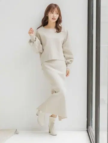 미스티우먼 베이지 니트와 스커트 셋업