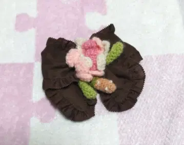 핑크하우스 꽃과 딸기 모티브가 귀여운 리본 코사지