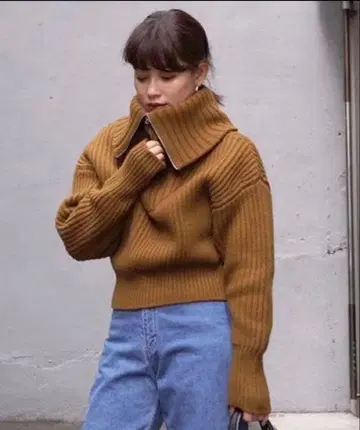 리브 하이넥 스웨터 브라운