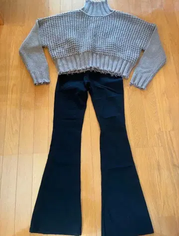 ENVYM 리브 하이넥 스웨터와 플레어 팬츠 세트