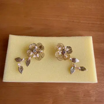 골드 플라워 모티브 귀걸이 브라이덜 액세서리