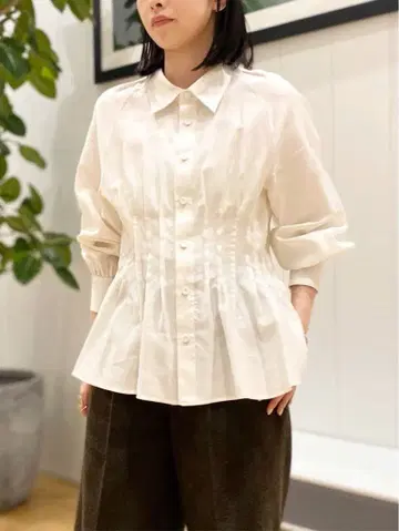 CABaN 코튼 새틴 몰스킨 턱 블라우스