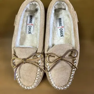 베이지 스웨이드 모카신 리본 포함