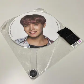 남성의 얼굴이 인쇄된 부채