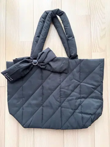 *하자 있음* 시스터 오드리 리본 퀼팅 토트백 브랜드 북 블랙