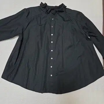 프릴 달린 블랙 긴팔 셔츠