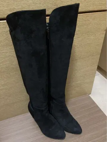 블랙 벨로아 소재 롱 부츠