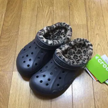 Crocs 레오파드 퍼 클로그 샌들
