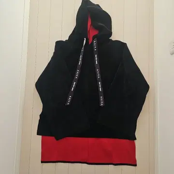 AKIKA 후드 부착 후드티 블랙/레드