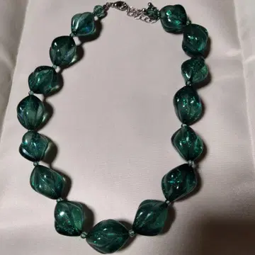 에메랄드 그린 리프형 비즈 목걸이
