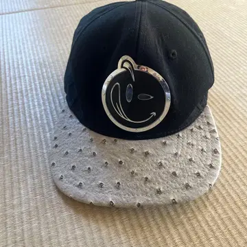 YUMS 스팽글 장식 스마일리 페이스 캡