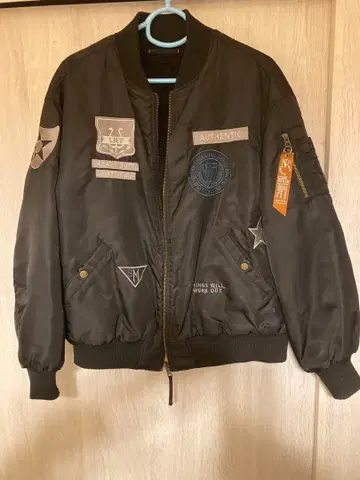 자수 패치 포함 블랙 점퍼