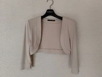 FOXEY 베이지 크롭 가디건 오부 소매