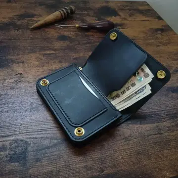 지폐를 접지 않고 수납 [일본산 히메지 가죽] 미들 트래커 지갑