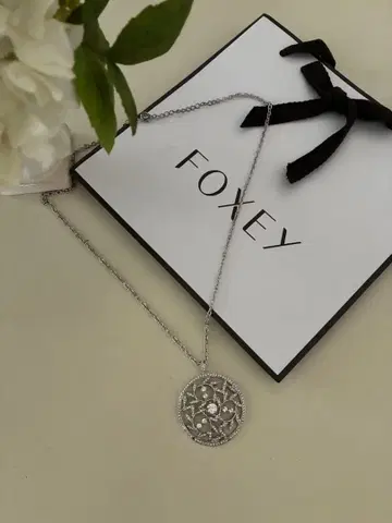 FOXEY 큐빅 롱 목걸이