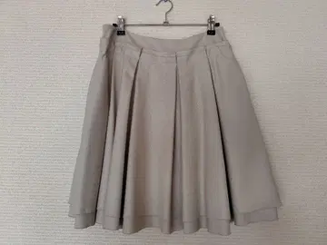FOXEY 베이지 플리츠 스커트 뒷면 지퍼