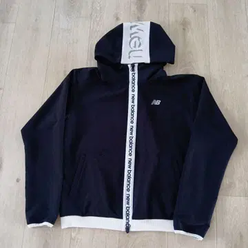 New Balance 후드 부착 자켓 블랙