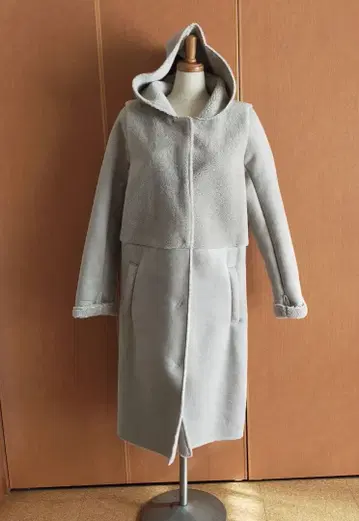 그레이 후드 부착 페이크 무스탕 코트