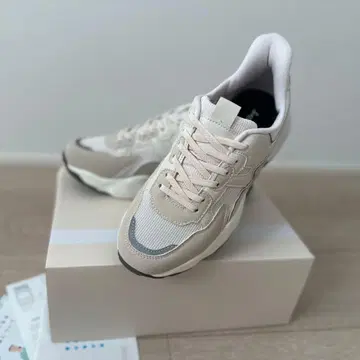 [새상품] 하아츄 x welleg 핸즈프리 스니커즈 아이보리 24.5cm