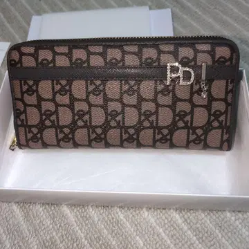 PD 로고 패턴 장지갑 오늘 가격