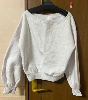 cheme 오프숄더 맨투맨