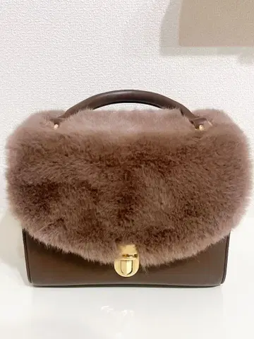 Noela 노엘라 퍼 플랩백 브라운 퍼 핸드백