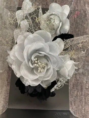실버와 블랙의 꽃 머리 장식