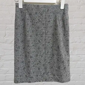 뷰티 앤 유스 키스 해링 콜라보 타이트 스커트 무릎 기장 올 패턴