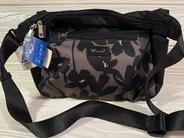 W by Wpc. 발수 가공 꽃무늬 가방 사선 크로스백