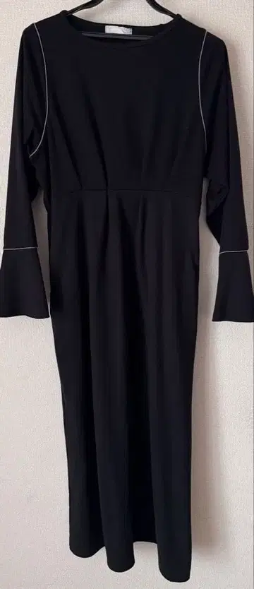 블랙 플레어 슬리브 원피스